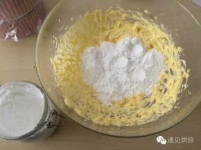 2.加入糖粉打发至完全融化。