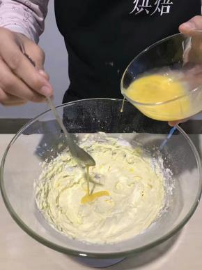 3.加入鸡蛋液，继续搅拌均匀