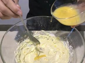 3.加入鸡蛋液，继续搅拌均匀