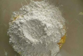 4.筛入低筋面粉，搅拌均匀