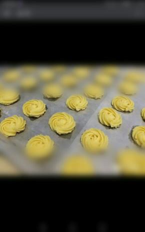 5.装入裱花袋内，用自己喜欢的花嘴在铺上油纸在烤盘上