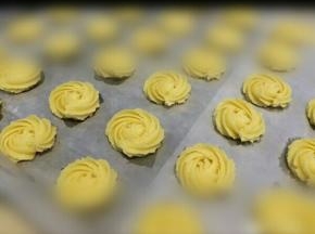 5.装入裱花袋内，用自己喜欢的花嘴在铺上油纸在烤盘上