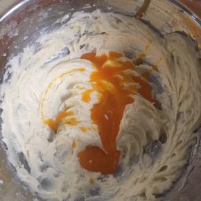 4:继续加入蛋黄，打发均匀