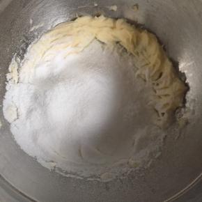 3:加入糖粉打发均匀，看不见糖粉就可以了。