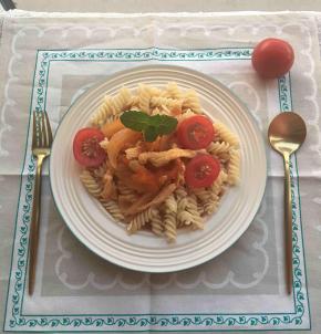 将酱浇在意面上就可以享用了