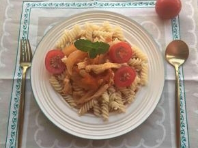 将酱浇在意面上就可以享用了