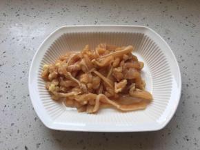 将鸡肉洗净切丝