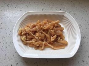 将鸡肉洗净切丝