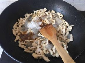 加入生抽，辣椒油，糖，盐翻炒均匀