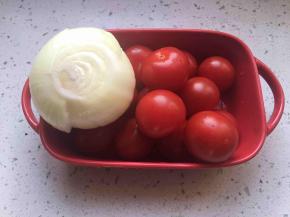 番茄和洋葱洗净