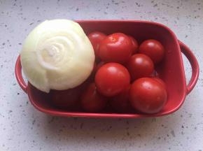 番茄和洋葱洗净