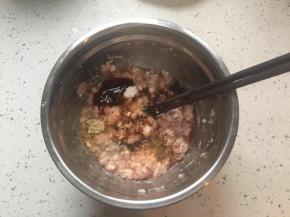 猪肉馅里加入耗油，老抽，生抽，五香粉，胡椒粉，白糖拌匀