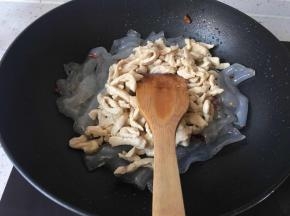 放入鸡丝炒匀