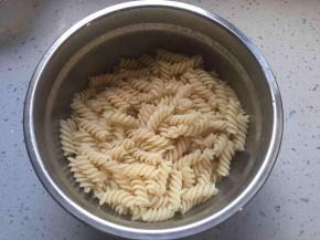 煮大约10分钟，关火盛出，拌入橄榄油防粘