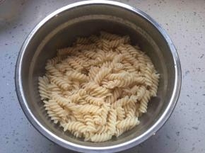 煮大约10分钟，关火盛出，拌入橄榄油防粘