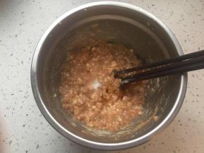 将肉馅从冰箱拿出来，放入食盐芝麻油搅匀