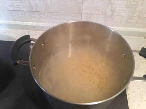 烧一锅开水，水要适当多些。倒入意面