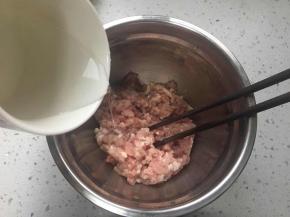 猪肉馅分次加大约100毫升清水搅匀