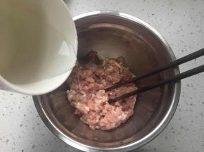 猪肉馅分次加大约100毫升清水搅匀