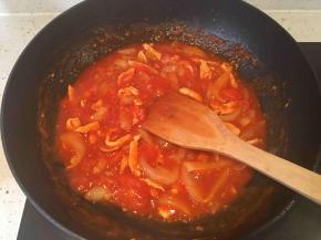 炒匀后加入适量清水，中小火熬煮约10分钟