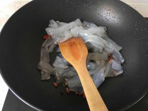 放入粉皮翻炒半分钟