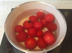 烧一锅开水，关火后烫一下番茄