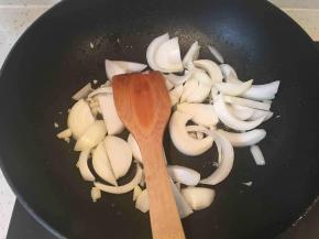 放入洋葱炒出香味