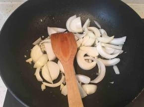 放入洋葱炒出香味