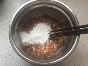 加入淀粉搅上劲，