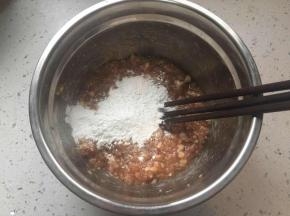 加入淀粉搅上劲，