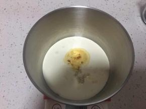 奶油称好，倒入香草酒和细砂糖