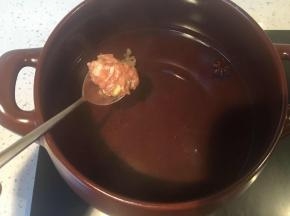 用勺子辅助，将肉馅做成丸子形状下入锅中