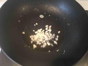 锅中再倒入少许油，下蒜末炒香