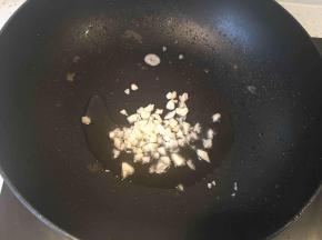 锅中再倒入少许油，下蒜末炒香