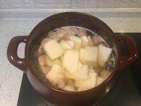 丸子浮上来时放入冬瓜煮两分钟