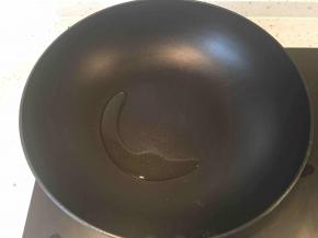 热锅倒入少许油