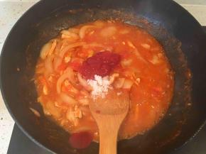 翻炒均匀后放入番茄沙司，盐，白糖