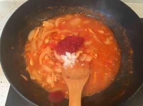 翻炒均匀后放入番茄沙司，盐，白糖