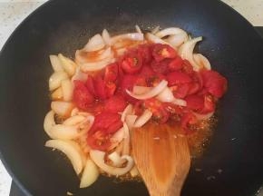 放入西红柿翻炒