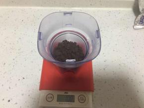 称出奥利奥碎，因为我料理机杯子较小，所以我分两次打的