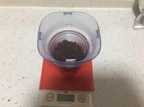 称出奥利奥碎，因为我料理机杯子较小，所以我分两次打的