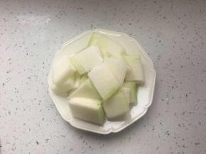 冬瓜切成5毫米的厚片