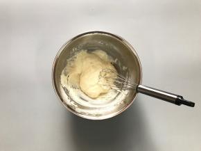 筛入低粉。手抽之字形打至面糊细腻无颗粒。