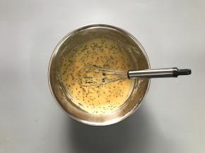 加入黑芝麻，翻拌均匀。