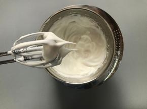 蛋白加入适量柠檬汁分三次打入粉糖50克，打至打蛋器提起呈有弹性的大弯角。