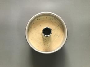 将混合好的面糊倒入学厨7寸中空模内，用细筷子画一圈消除大气泡，再轻震几下模。