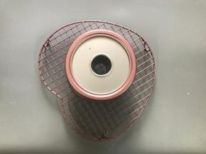 出炉震模后马上将蛋糕倒扣。