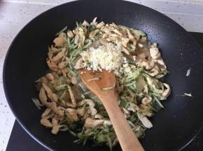 关火，放入蒜末拌匀