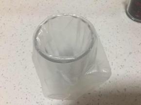 将裱花袋套在一个高杯子上