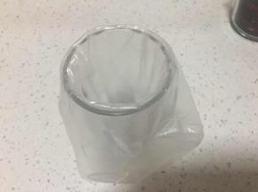 将裱花袋套在一个高杯子上